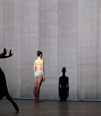 Yumiko Takeshima, Sofiane Sylve, Raphaël Coumes-Marquet - The Grey Area - Dutch National Ballet - photo © Deen van Meer