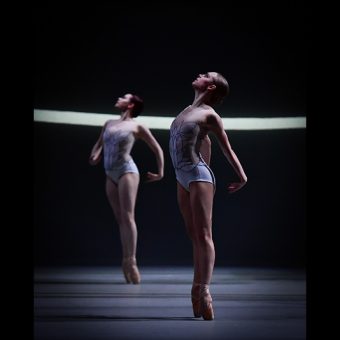 Beth Kingsley-Garner, Daniella Oddi - Swan Lake - Scottish Ballet - photo © Rimbaud Patron